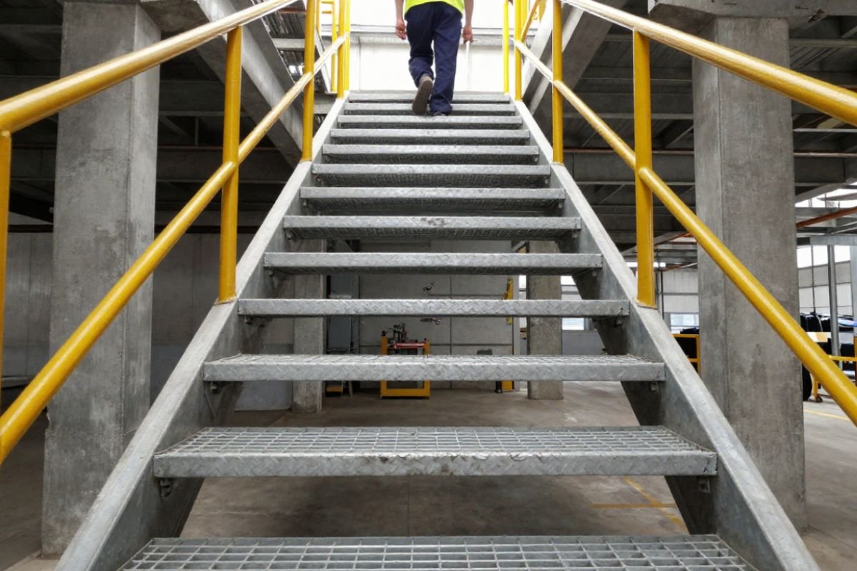 5 Kesalahan Fatal Pemasangan Stair Tread Grating yang Sering Terjadi (Dan Cara Menghindarinya)